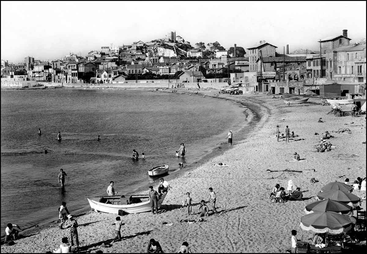 Carte postale de la plage de la Pointe Rouge dans les années 50